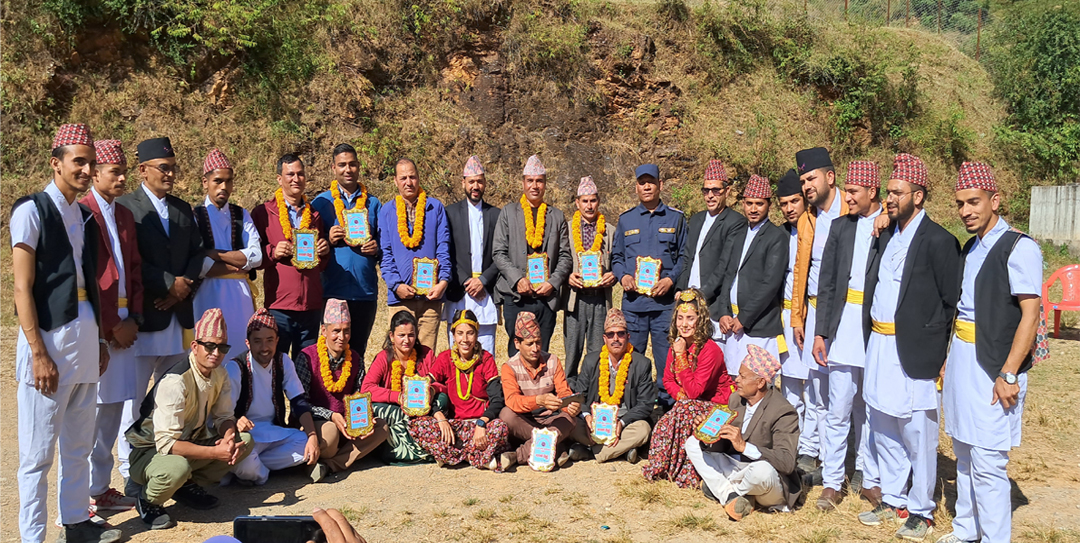 बैतडीको सुर्नयामा रेडियो निङ्गलाशैनीको देउसी भैलो कार्यक्रम 